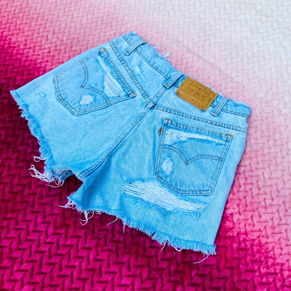🌸High waisted vintage 550 Levi’s jean shorts